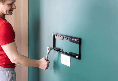 Flache TV-Wandhalterung im modernen Wohnzimmer